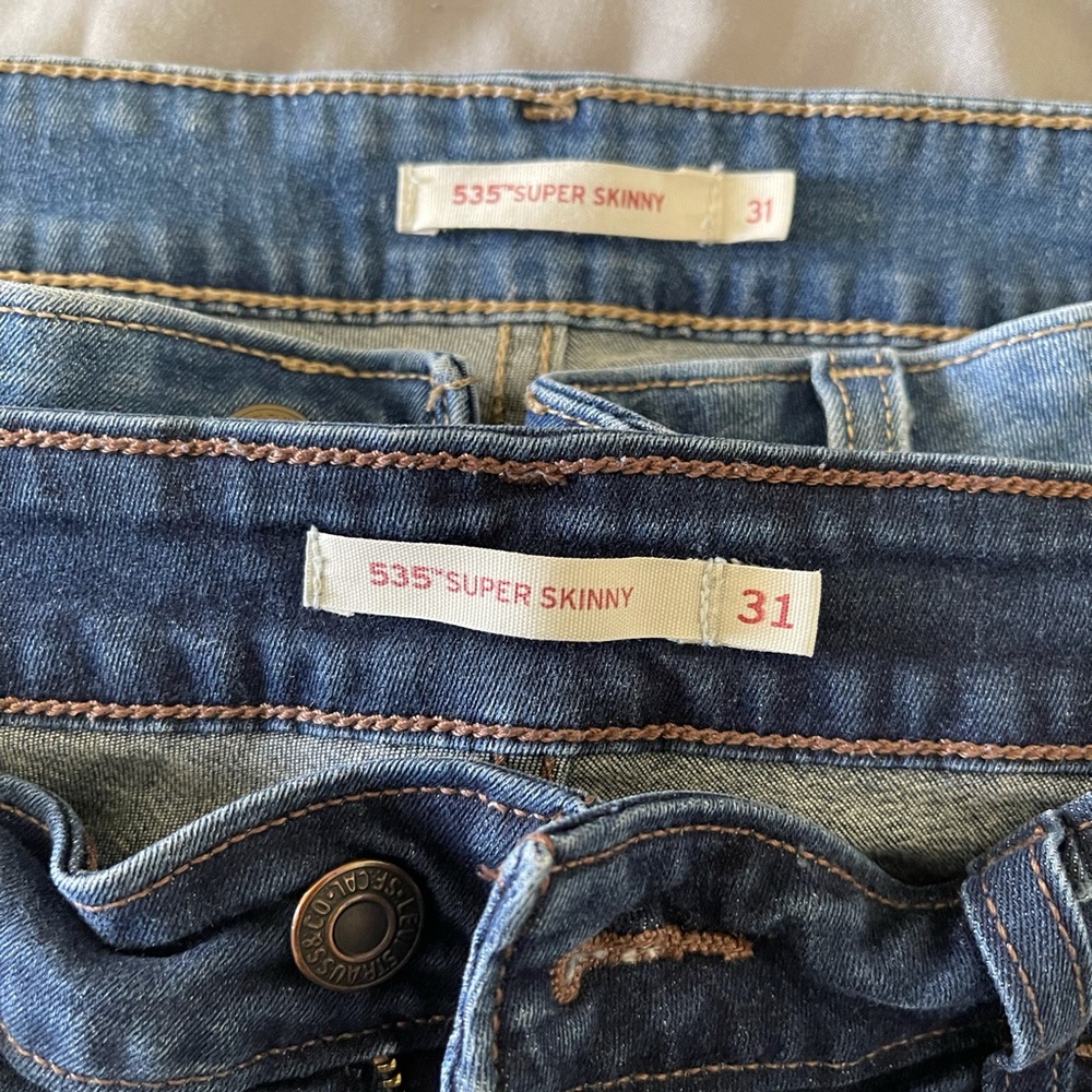 Levi’s light and dark jeans in size 31.